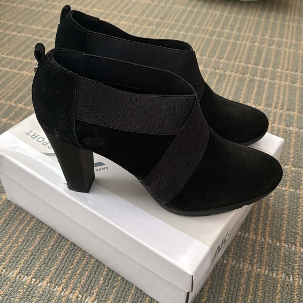 Anne Klein shooties black suede w elastic at instep - Picture 2 of 4